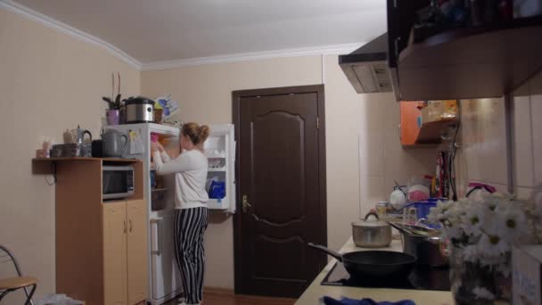 Frau kocht in der Küche — Stockvideo