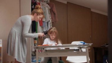 Anne Örgü Küçük Kız