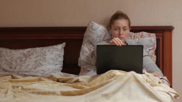 Kvinna öppnar laptop — Stockvideo