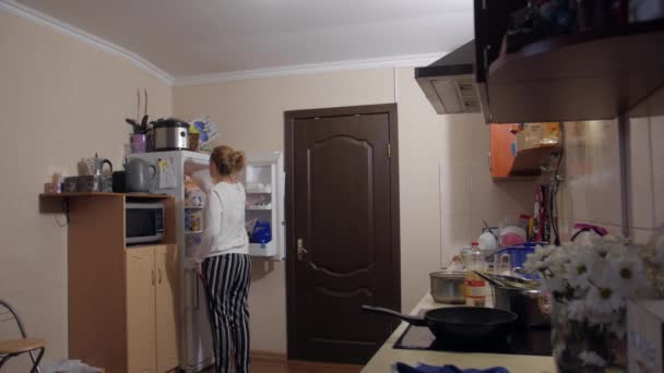 Frau kocht zu Hause — Stockvideo