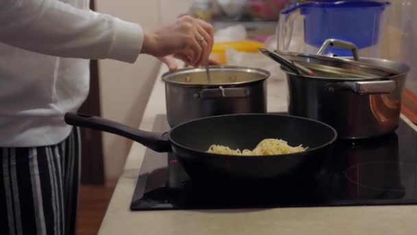 Espaguetis en una sartén — Vídeo de stock