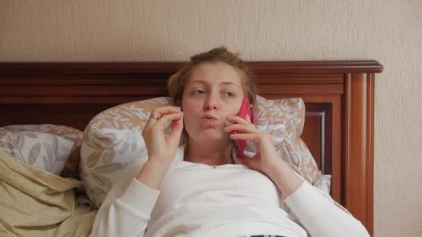 Vrouw met beugels praten op telefoon — Stockvideo