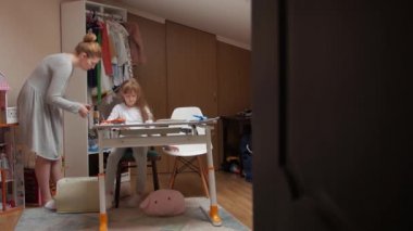 Genç Anne Örgü Küçük Kız