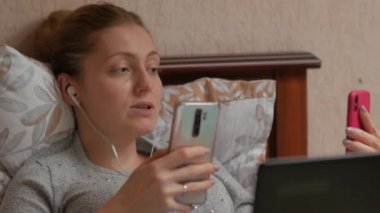 İki Akıllı Telefonu ve Bilgisayarı Olan Kadın