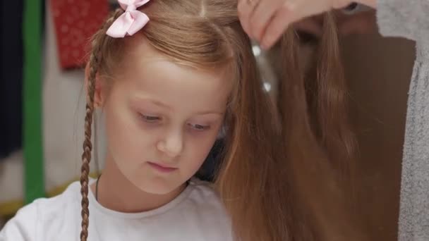 Madre trenzas hija primer plano — Vídeos de Stock