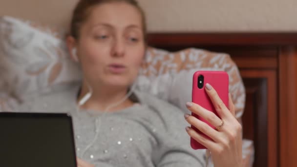 Smartphone-Videoanruf einer Frau — Stockvideo