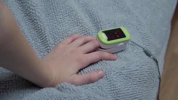 Oximeter auf kleiner Mädchenhand — Stockvideo