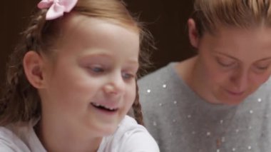 Ana Akıllı Telefonla Kız Ödevi