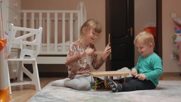 Klein meisje en jongen drummen — Stockvideo