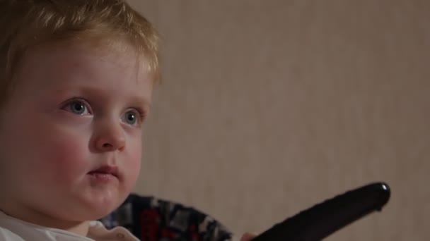 Little Boy With TV Remote — Videoclip de stoc