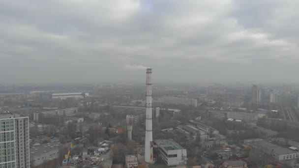 Industriële verontreinigingspijp in de stad — Stockvideo