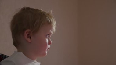 Televizyon izleyen küçük çocuk.
