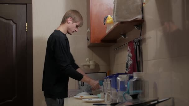 Bulaşık yıkayan adam — Stok video
