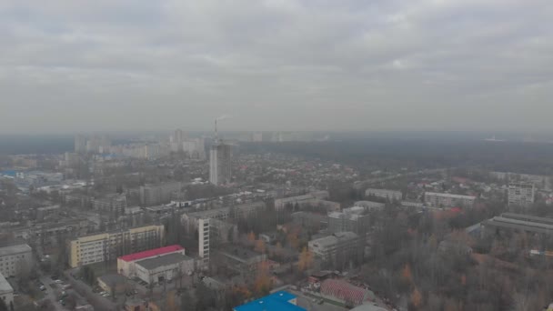 Herbststadt im Nebel — Stockvideo