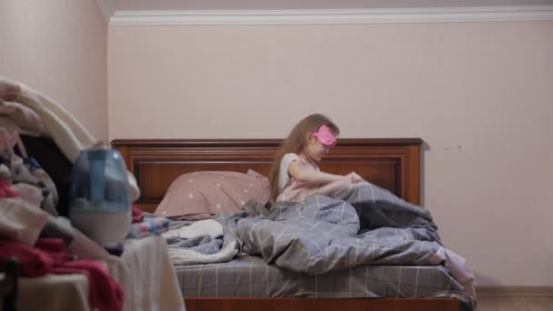 La bambina si sveglia e copre il letto — Video Stock