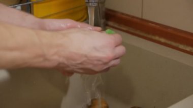 Lavaboda patates yıkıyorum.