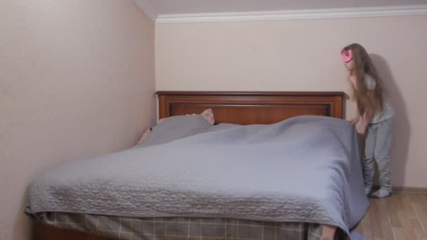 Mała dziewczynka przykryć łóżko — Wideo stockowe