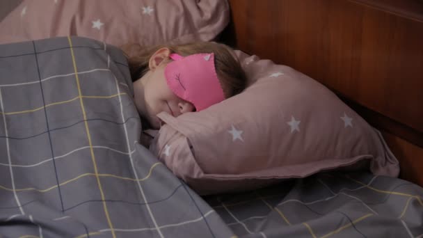 Lilla flicka sover — Stockvideo