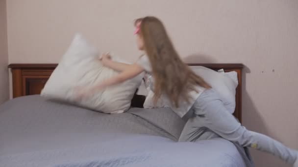 Mała dziewczynka przykrywa łóżko — Wideo stockowe