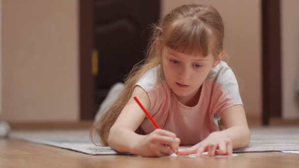 Маленька дівчинка малює — стокове відео
