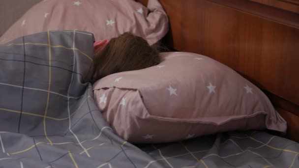 Maszkos lány alszik — Stock videók