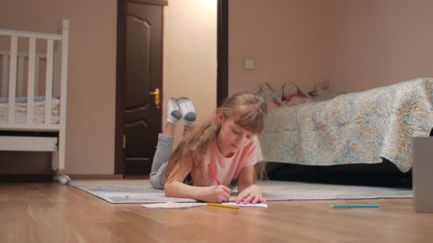 Kleine Mädchen malen — Stockvideo