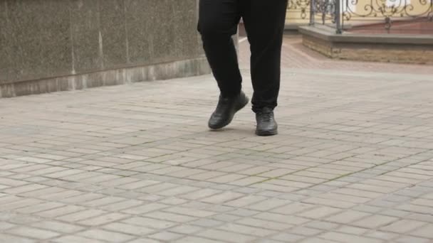 Nerozpoznatelný muž kráčí — Stock video
