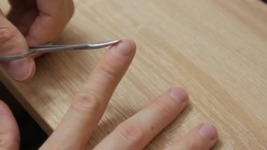 Adam Çivileri Kesiyor