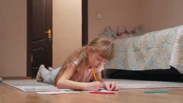 Дитяча дівчинка малює — стокове відео