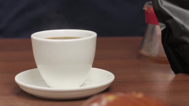 Taza blanca con café — Vídeo de stock