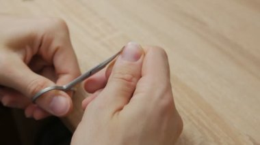 Adam Çiviyi Kesiyor