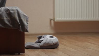 Adam Yatak Terliğinden Çıktı