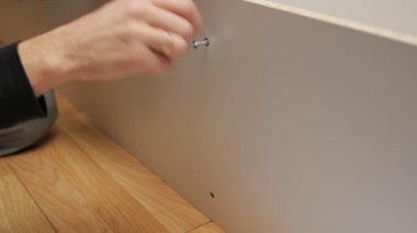 Vidayı bir anahtarla sıkmak