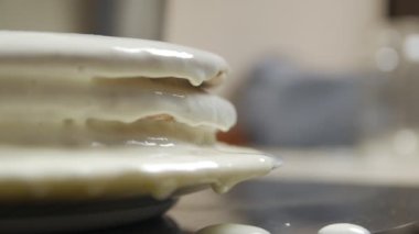 Pastanın üstüne beyaz tereyağı kreması.