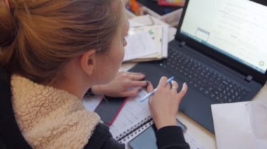 Bilgisayarda çalışan muhasebeci