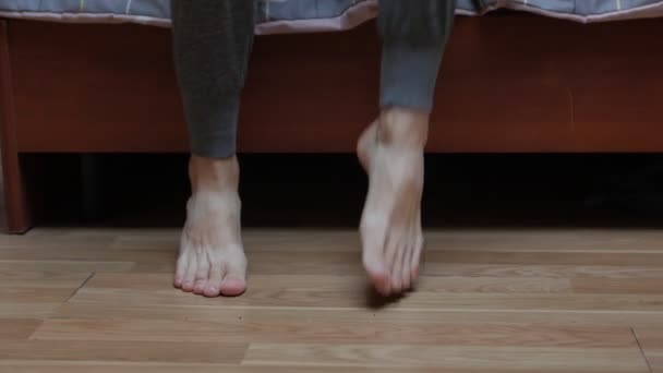 Mans Feet On Cold Floor — 图库视频影像