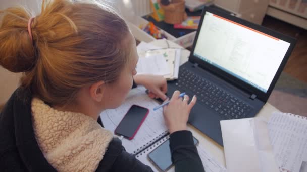 Mujer trabajando en el ordenador portátil desde casa — Vídeos de Stock
