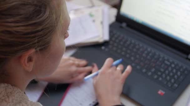 Mujer Trabajando con Documentos y Portátil — Vídeos de Stock