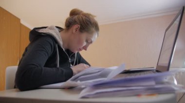 Belgeleri Olan Masa Muhasebecisi