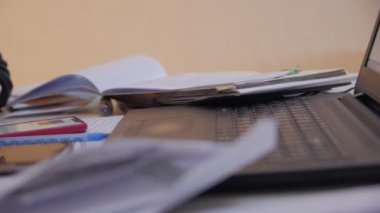 Telefondaki Yazan Kadın