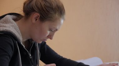 Telefonla ve dizüstü bilgisayarla çalışan kadın