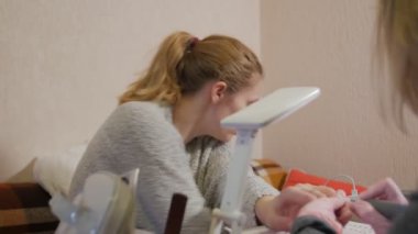 Manikürlü Telefonlu Kadın