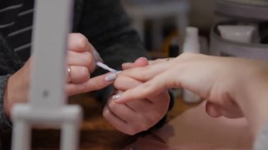 Beyaz Tırnak cilası