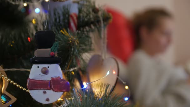 Árvore de Natal Mulher com Smartphone — Vídeo de Stock