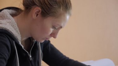 Dizüstü bilgisayarla çalışan kadın