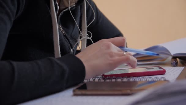 Mujer trabajando en el teléfono — Vídeos de Stock