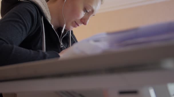 Mujer en auriculares de trabajo desde casa — Vídeo de stock