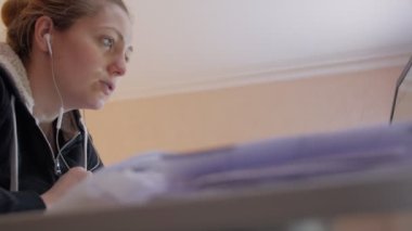 Kulaklıklı Kadın Arıyor