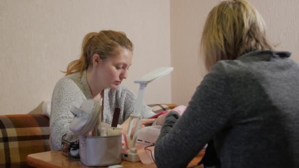 Maniküre Frau mit Telefon — Stockvideo