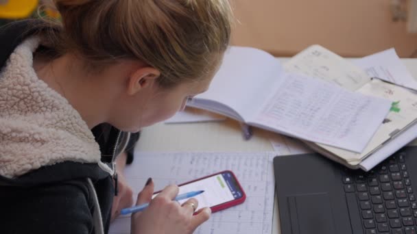 Mujer Trabajando con Teléfono y Documentos — Vídeos de Stock